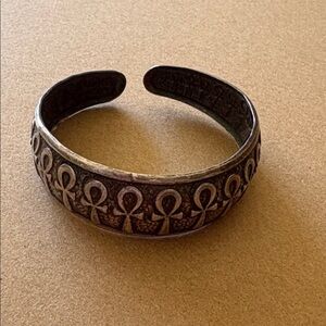 Cuff bracelet with cross pattern